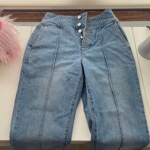 New and never worn before Forever 21 Size 24 Women’s High Waisted Jeans!